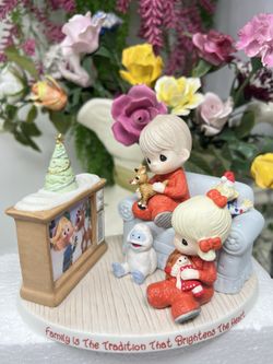 P040 – Precious Moments “Family Is The Tradition That Brightens The Heart”