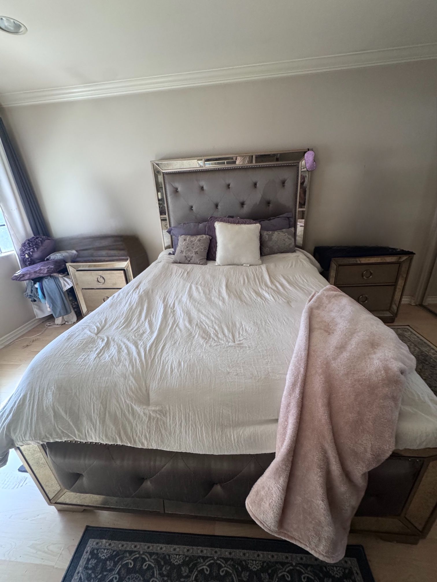Queen Bed Set w/nightstands & Dresser & Mirror