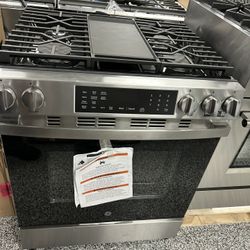 GE SLIDE IN GAS STOVE!!! AIR FRYER!!! Convection Oven!!! STAINLESS STEEL BRAND NEW OPEN BOX!!! 5 Burners With Grilled!!!