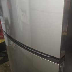 Frigidaire Refrigerator Brand New 27.6in 14cu.ft