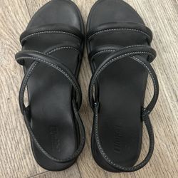 OluKai Tiare Strappy Sandals (size 7)
