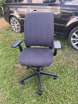 NICE ADJUSTABLE STEELCASE AMNIA OFFICE CHAIR