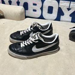 NIKE -old school! size 8 womens