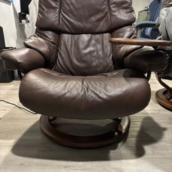Ekornes Stressless N6222 Leather Chairs With Ottomans For Both 