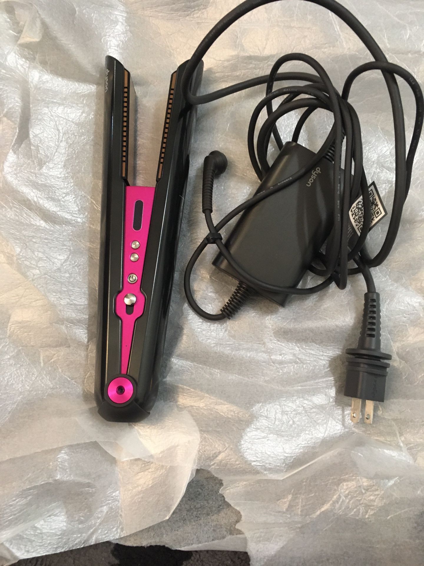 Dyson Corrale Hair Straightener - HS03 Fuschia/Black   In good working condition   Comes with charger