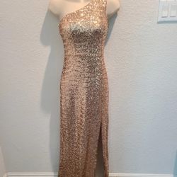 Stunning Rose Gold Sequin https://offerup.com/redirect/?o=Qi5TbWFydA== Brand  High Slit Prom Formal Dress Size 3