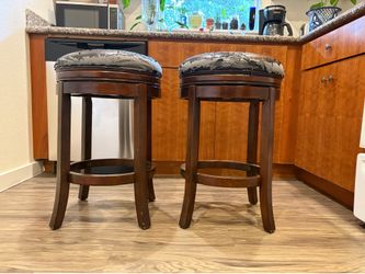Free swivel bar/counter stools