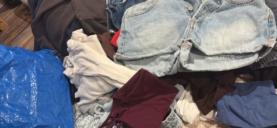 Tons of clothes for sale lots of brandy Melville