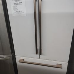 $2399(MSRP$4199) LG STUDIO French Door Refrigerator With Auto Ice Maker and Internal Water Dispenser