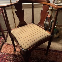 Queen-Anne Style Corner Chair