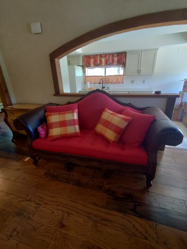 Couch Leather In Excellent Condition