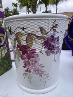 Planter or ceramic waste basket. Croscill.