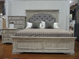 Steve Silver Highland Park King Bedroom Set - Whitewashed Antique Grey With Grey Upholstered Headboard