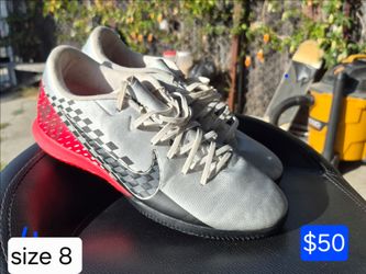 Soccer shoes