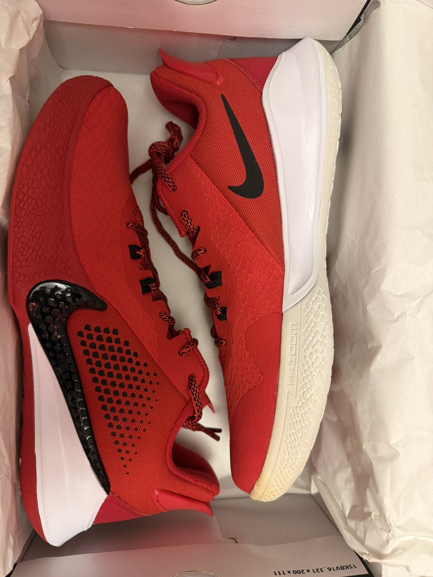 Kobe Bryant Nike Shoes size 8 **BRAND NEW** Discolored