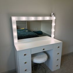 Brand New Hollywood Lighted Vanity Table with Mirror – Never Used