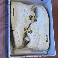 Women Jordan  IV  retro  size 7