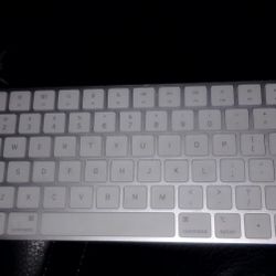 MacOS Bluetooth Keyboard All White No Charger