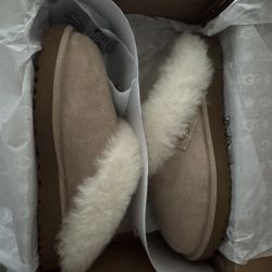 BRAND NEW IN BOX! AUTHENTIC UGG AUSTRALIA slippers - size 7