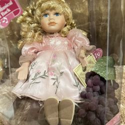 Doll Emily porcelain Musical !Porcelain dolls