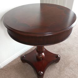 Beautiful Quality Wood Accent /Side/End Table. Excellent Condition 