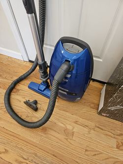 Kenmore canister vacuum  , with ATTACHMENT  , AMAZING POWER SUCES  , WORKS EXCELLENT  ,