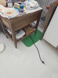 2 mesitas para el lado del sofa o la cama tiene coneccion para cargar  el telephone  cada una es $35