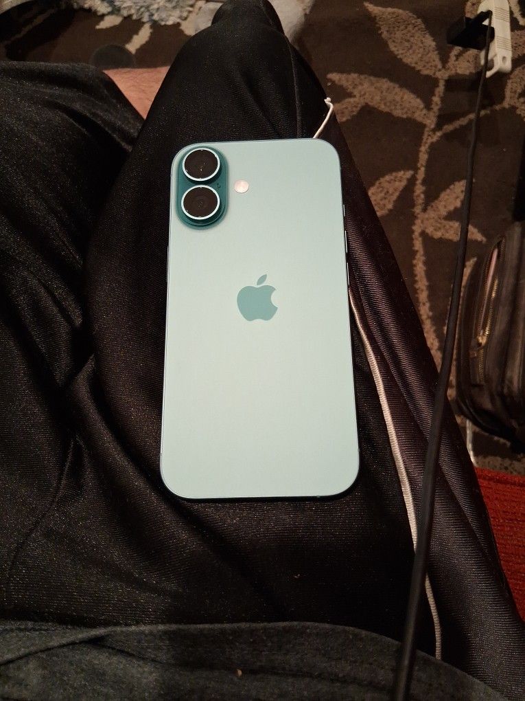 Apple IPhone 16.     528 GB