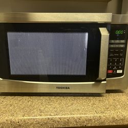  Toshiba 1.1-cu ft 1000-Watt Countertop Microwave (Stainless Steel)