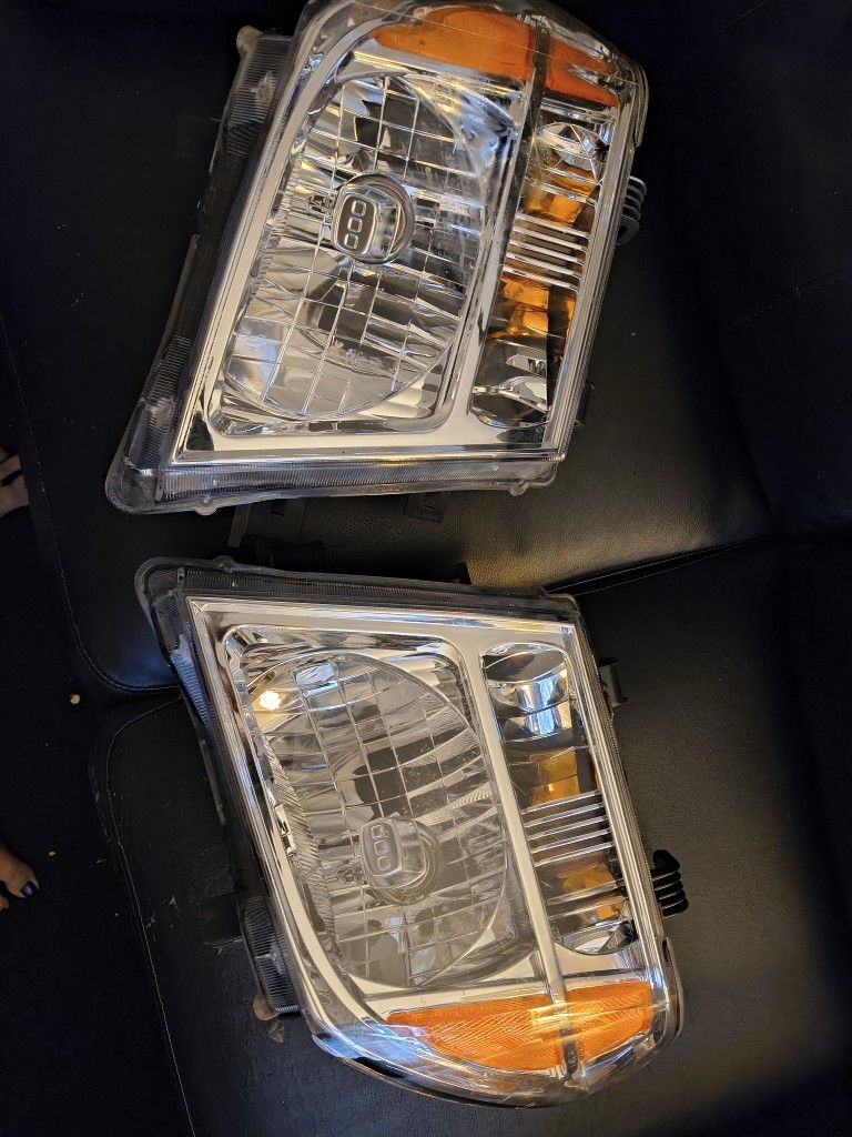 Headlight Nissan Pathfinder 2009