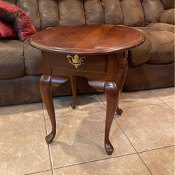 Vintage Queen Anne Broyhill Lenoir House Cherry Oval End Table