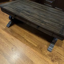  Beautiful Rustic wood coffee table in excellent condition