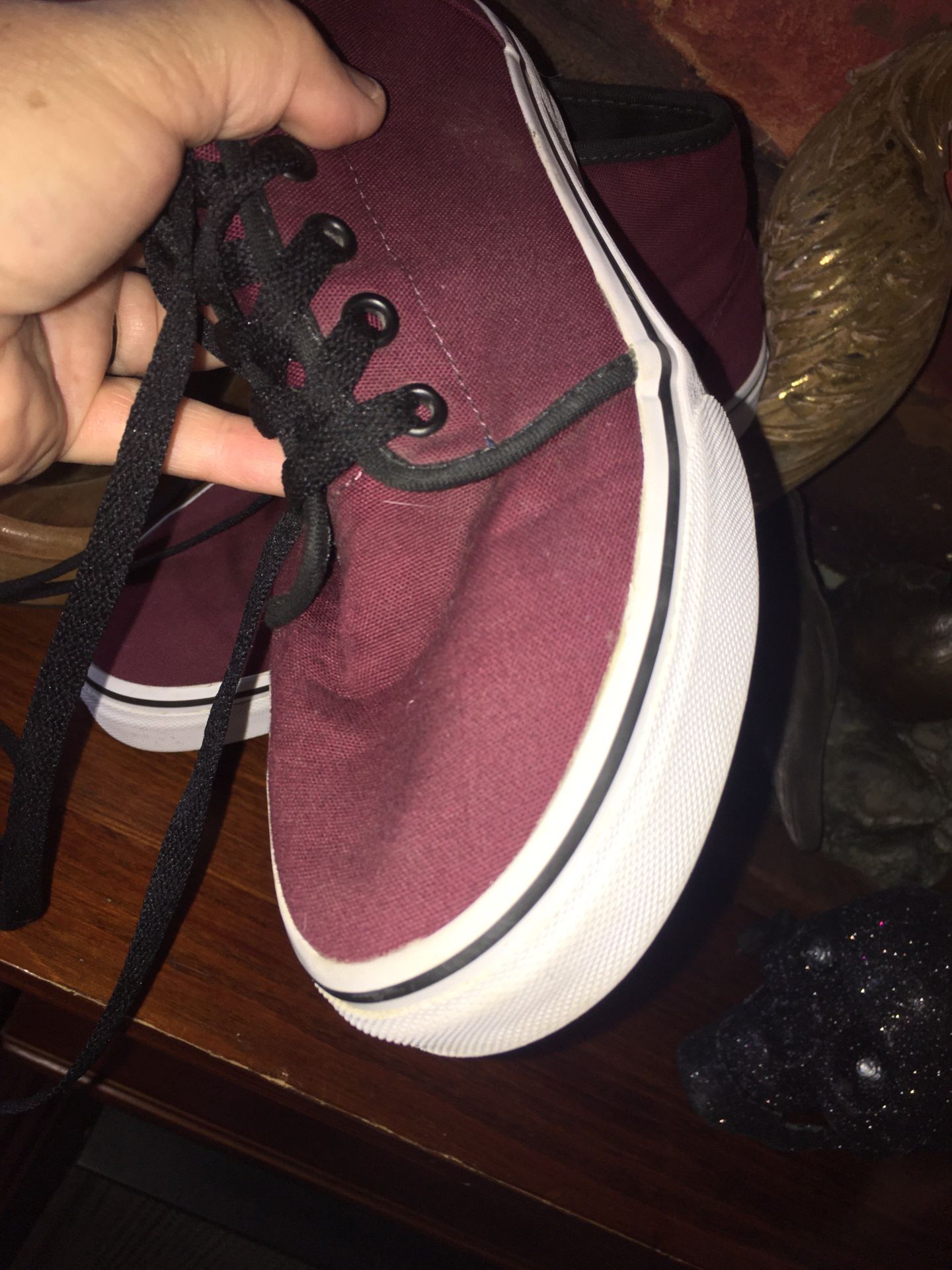 Vans of the wall cool burgundy semi new shoes in perfect clean condition size men’s 6 women’s 8