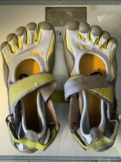 Vibram Bare Feet - Size 34 Or US 4