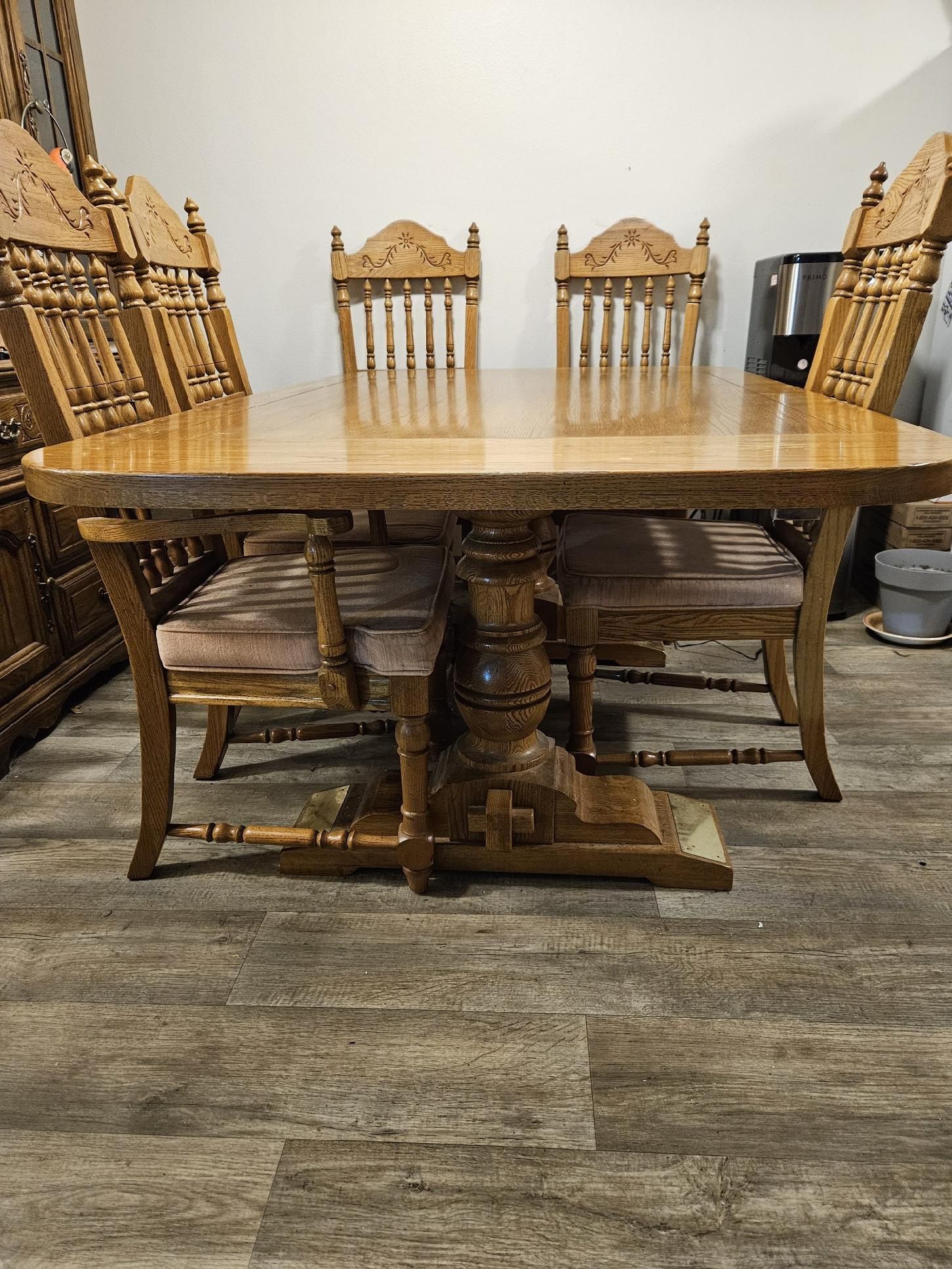 Solid Oak Vintage Dining table w/2 leafs and 6 fancy chairs