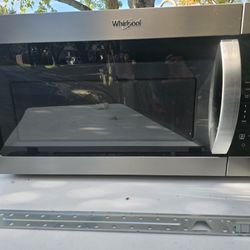 Over The Range Microwave. Whirlpool. Large. In Great Condition.