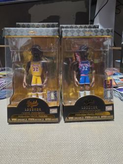 Left Side: The standard core release. It shows Magic Johnson wearing his classic yellow Los Angeles Lakers home jersey.Right Side: The highly sought-a