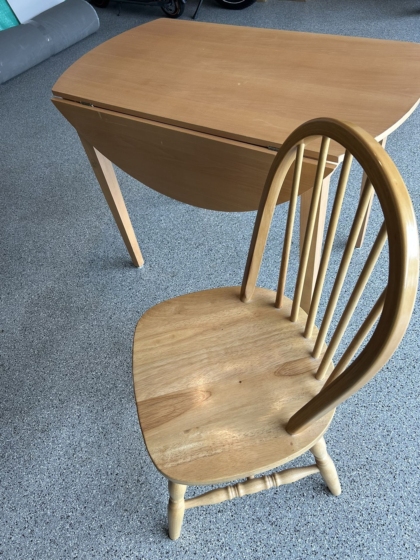 **39” Round Drop Leaf Dining Table & Chair