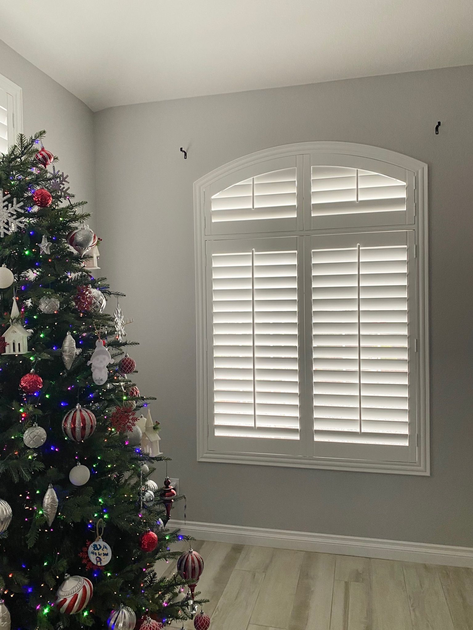 Custom Interior Wood Shutters. Install Included. Persianas De Madera. Best Pricing. We Service All of Southern California. 951-573-2560