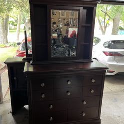 Wooden 10 Drawer Dresser w/ Mirror & 3 Shelves