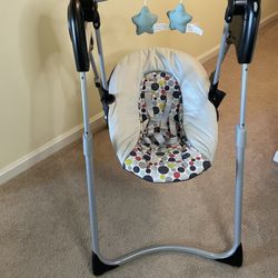 Graco Slim Spaces Compact Baby Swing- Excellent condition!