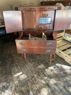 Vintage Mid-Century record player/phonograph