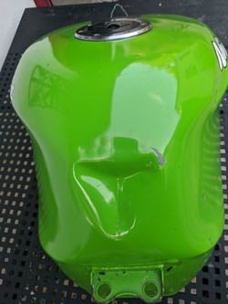 Kawasaki Zx7r Gas Tank for Sale in Miami, FL - OfferUp
