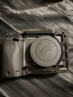 a6300 Sony camera with batteries and lenses
