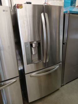 LG 33" STAINLESS STEEL COMPACT FRENCH DOOR REFRIGERATOR WITH ICE AND WATER DISPENSER