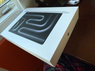 [Unboxed] Apple MacBook Pro M5 14-inch for sale. Silver color.