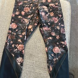 Lululemon Floral Performance Capris Size 8 