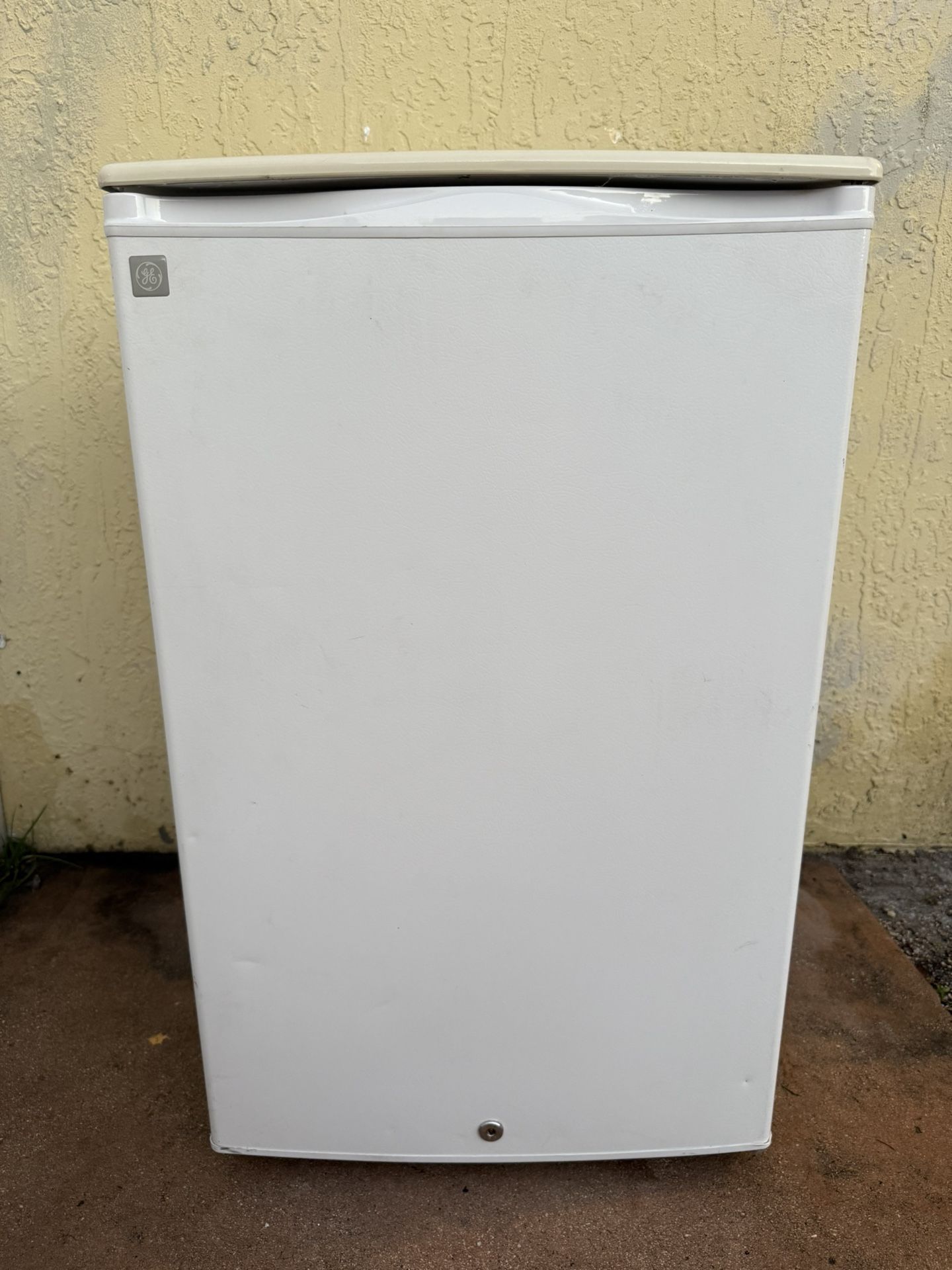White GE Mini fridge with top freezer/Mini Nevera Blanca con Congelador Superior
