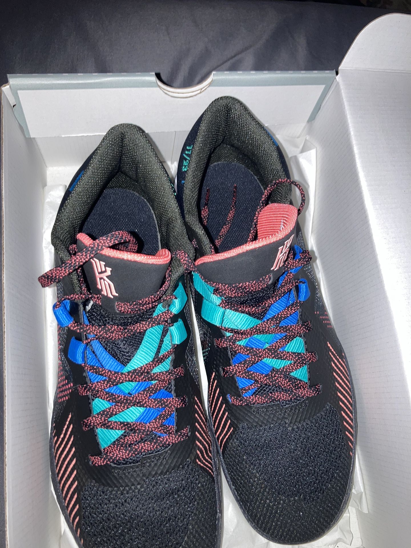 Kyrie FLYTRAP V (Size 11.5 Mens/ 13 Women)