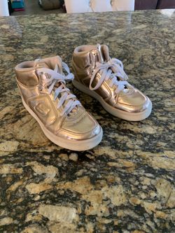 Girl’s Rose gold Sketchers size 1.5